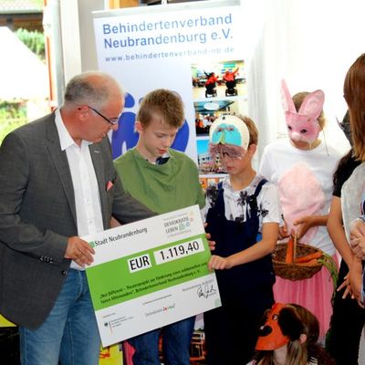 Peter Modemann (links) übergibt den Scheck an die Kinder © Tiberius Treppner